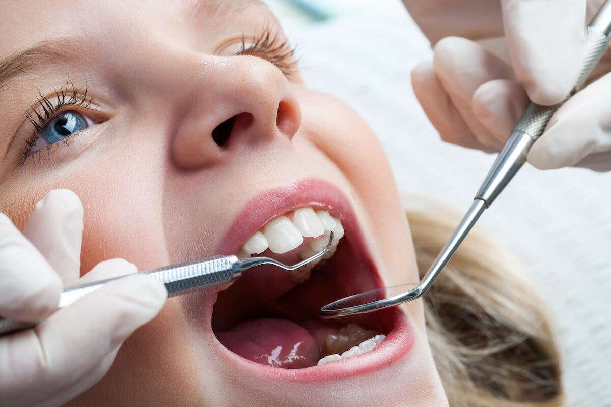 bambina durante una visita dal dentista