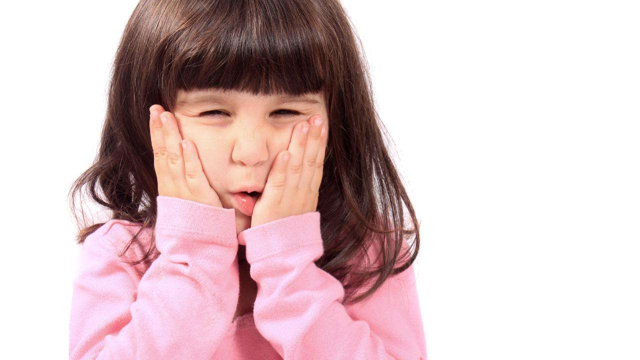 bambina con gengivite