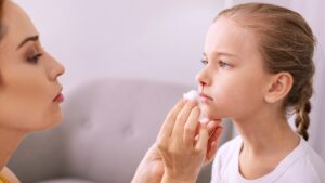 Cosa fare quando esce sangue dal naso di un bambino?